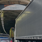 Camion finisce di traverso tra Varazze e Celle, autista ferito: riaperta l'A10 Camion finisce di traverso tra Varazze e Celle, autista ferito: riaperta l'A10