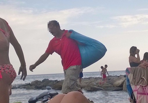 Maxi multe a chi compra dagli abusivi, cosa ne pensano i bagnanti e gli operatori del settore?