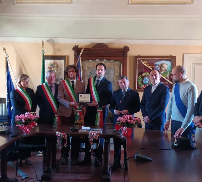 Il sindaco di Stella Castellini consegna la targa di Citta Presidenziale al sindaco di Carrù