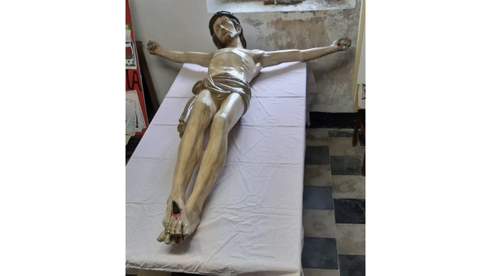 Cosseria, completato il restauro del crocifisso vandalizzato: tornerà al suo posto in primavera Cosseria, completato il restauro del crocifisso vandalizzato: tornerà al suo posto in primavera