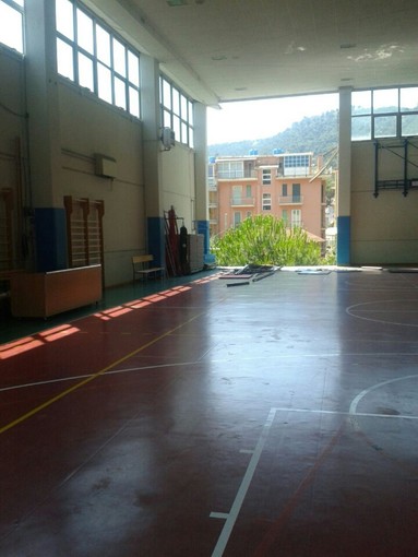 Crollo del muro della palestra di Laigueglia sui binari: aperta un'indagine della Procura di Savona Crollo del muro della palestra di Laigueglia sui binari: aperta un'indagine della Procura di Savona