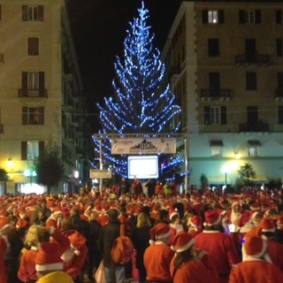 Mille Babbo Natale ieri sera nelle vie del centro storico