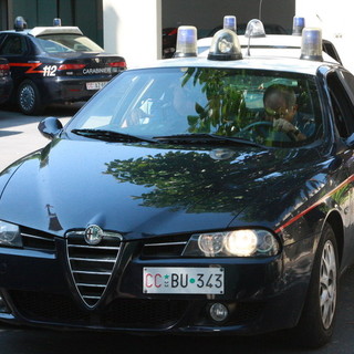 Ruba otto cellulari in spiaggia a Finale: arrestato