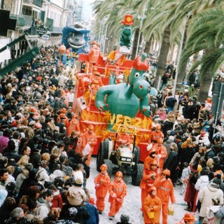 Loano si prepara alla sfilata dei carri di carnevale