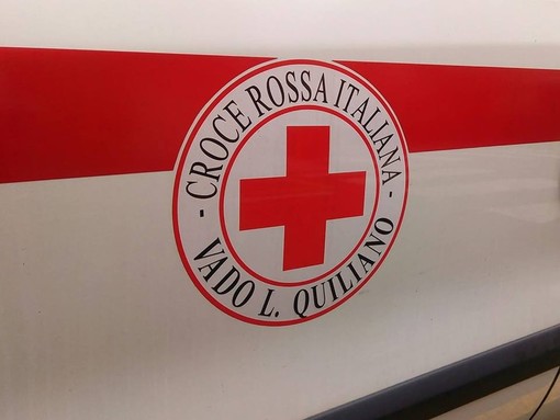 Cade in una fascia e si rompe una caviglia, intervento di ambulanza e vigili del fuoco Cade in una fascia e si rompe una caviglia, intervento di ambulanza e vigili del fuoco