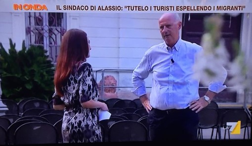 Il sindaco di Alassio a La7: &quot;Tutelo i turisti allontanando i migranti: italiani vittime di razzismo al contrario”