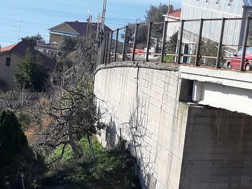 Celle, crepa sul cavalcavia che sovrasta l'autostrada: l'allarme sui social (FOTO)