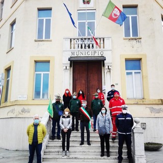 Cengio ricorda le vittime del Covid: un minuto di silenzio davanti al palazzo comunale (FOTO)