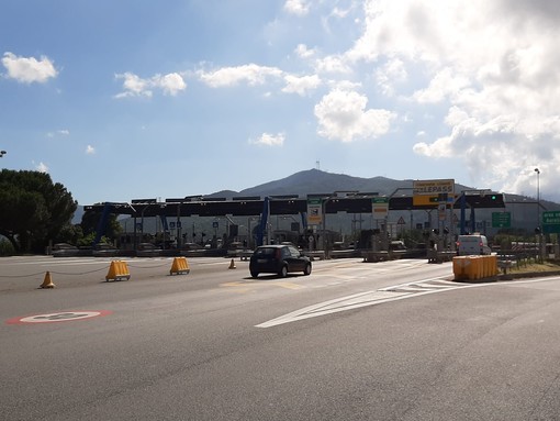 Strade ed autostrade non sono strapiene ma i turisti del primo weekend post Covid sono in viaggio Strade ed autostrade non sono strapiene ma i turisti del primo weekend post Covid sono in viaggio
