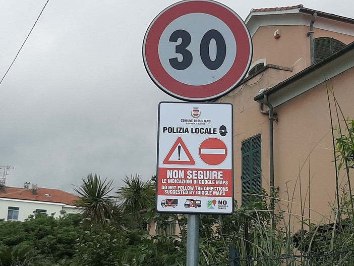 "Non seguire le indicazioni di Google Maps": i cartelli per evitare ingorghi dei mezzi pesanti a Quiliano