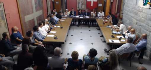 Rigassificatore, i 4 comuni del Golfo dell'Isola contrari al posizionamento: ordine del giorno firmato all'unanimità Rigassificatore, i 4 comuni del Golfo dell'Isola contrari al posizionamento: ordine del giorno firmato all'unanimità
