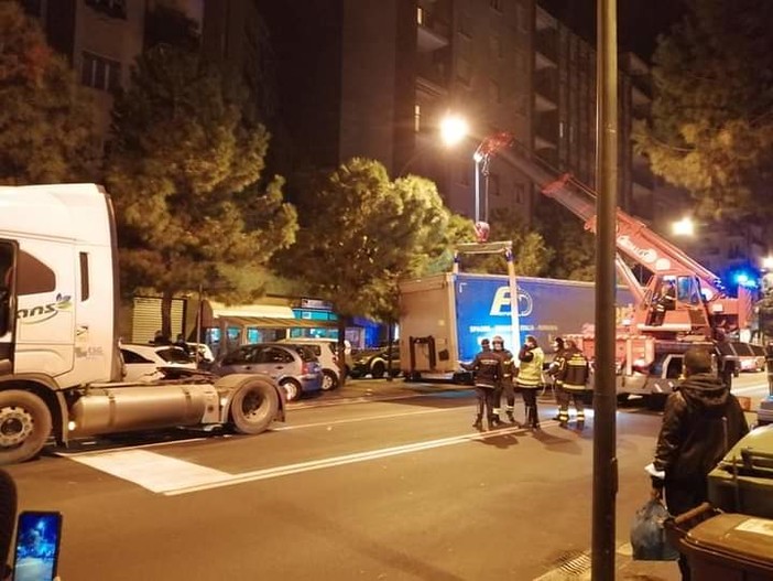 Rimorchio si sgancia dal camion in corso Tardy &amp; Benech: l'autista positivo all'alcol test