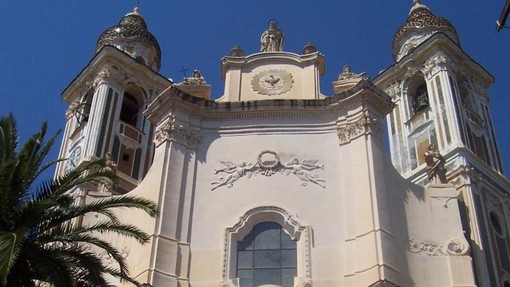 Sta meglio don Danilo, parroco di Laigueglia. Ma la polemica prosegue su Facebook. Il sindaco: "Basta! Gettiamoci alle spalle tutta questa storia"