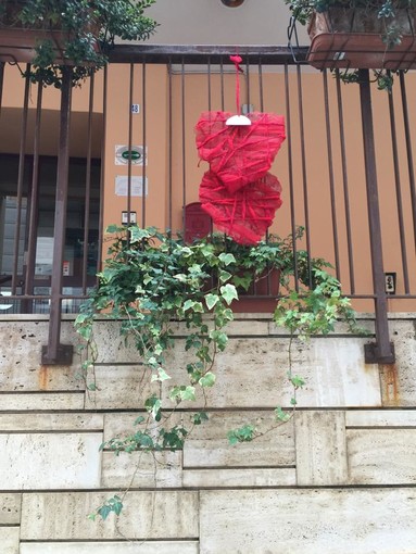 Nel centro di Finale Ligure la "marcia" dei 400 cuori rossi per San Valentino