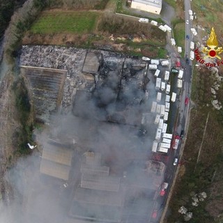 Spunta un indagato per l'incendio al rimessaggio camper di Ortovero Spunta un indagato per l'incendio al rimessaggio camper di Ortovero
