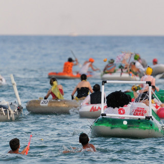 Ad Alassio si naviga e si ride con la spiritosa "Canotto race"