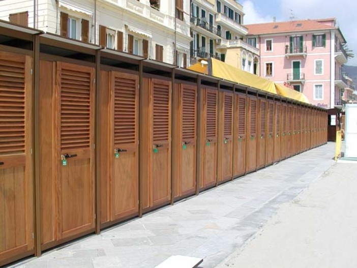 Lotta ad Alassio per il “muro” di cabine, Schivo (Sib): “La soluzione è il tecnoreef”