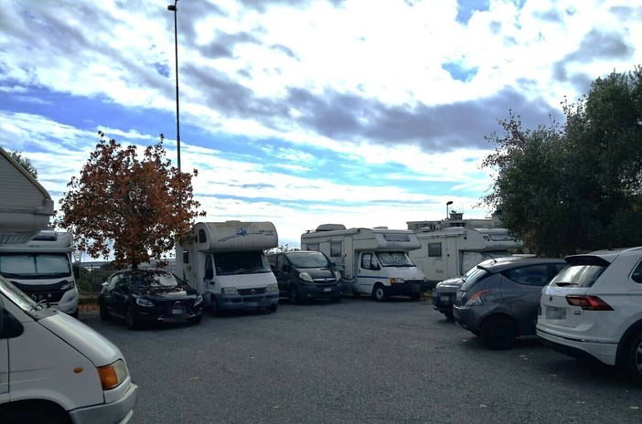 Savona, camper in sosta nel parcheggio dell’ospedale San Paolo, le proteste degli utenti Savona, camper in sosta nel parcheggio dell’ospedale San Paolo, le proteste degli utenti