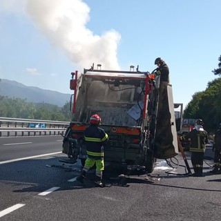 Incendio in un compattatore della carta lungo l'A10: intervento dei vigili del fuoco