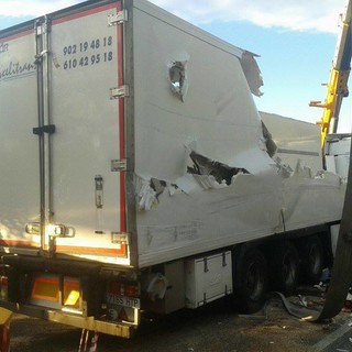 Villanova d'Albenga: in atto le operazioni per la rimozione del camion sulla rampa dell'aurelia bis Villanova d'Albenga: in atto le operazioni per la rimozione del camion sulla rampa dell'aurelia bis