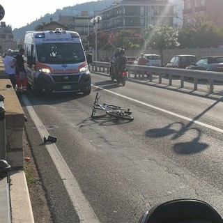 Pietra, auto investe ciclista sull'Aurelia, uomo trasportato in codice giallo al Santa Corona