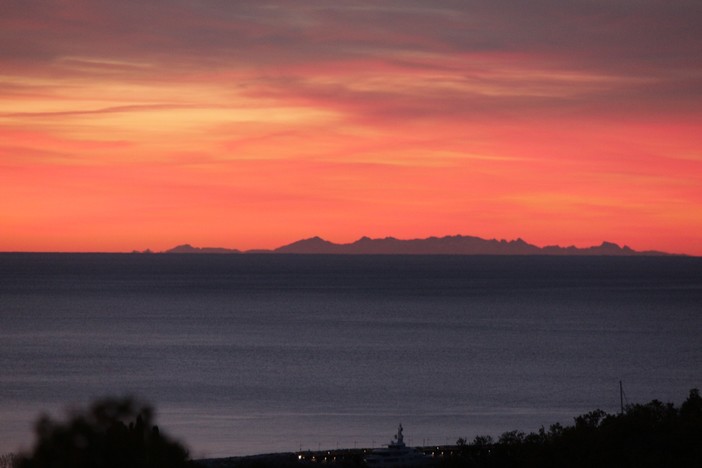 La Corsica si vede dalla Liguria o si parla di effetto rifrazione?