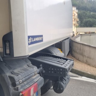 Varazze, mezzo pesante incastrato in via Monte Grappa: intervento dei Vigili del fuoco