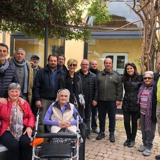 Pietra Ligure, nuovo arredo per il giardino della casa di riposo "Santo Spirito" grazie a "Pulp in Valmaremola" (FOTO)