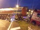 Camion finisce fuori strada tra Vado e Savona