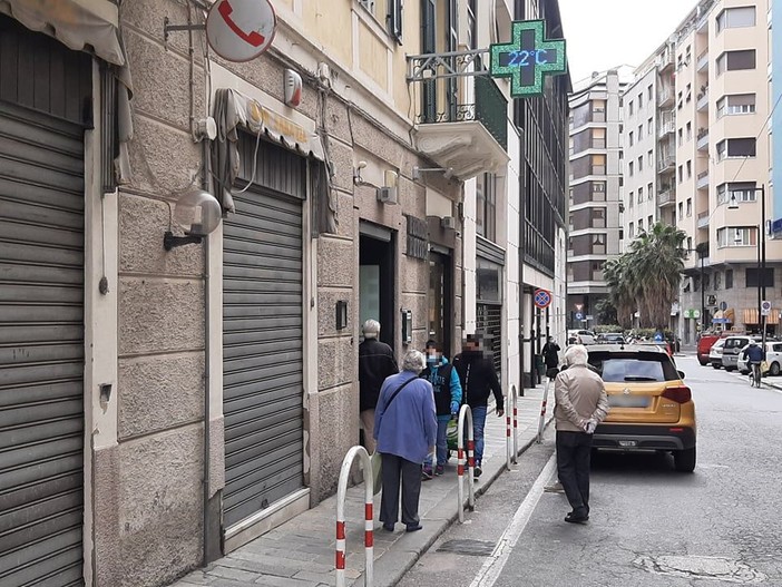 Tilt informatico per la consegna delle mascherine gratuite in farmacia. Zorgno (Ordine Farmacisti): “Si va a singhiozzo, la richiesta è stata notevole” Tilt informatico per la consegna delle mascherine gratuite in farmacia. Zorgno (Ordine Farmacisti): “Si va a singhiozzo, la richiesta è stata notevole”