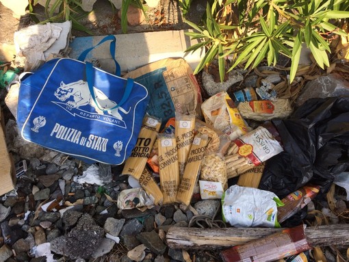 Loano, borsa della Polizia e cibo non commercializzabile abbandonati a bordo ferrovia