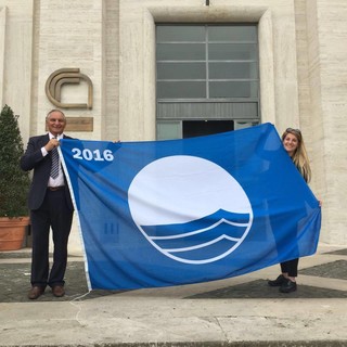 Nella foto: Un momento di una delle passate edizioni della cerimonia per la "Bandiera Blu" a Ceriale
