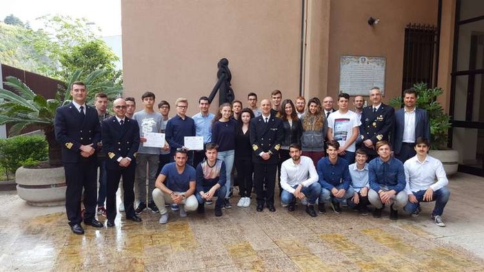 Savona, il Comandante della Capitaneria di Porto Gasparini consegna gli  attestati di frequenza ai ragazzi del nautico “Ferraris Pancaldo”