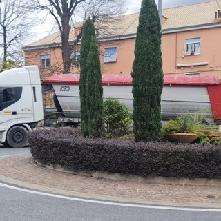 Guasto ad un camion nella rotonda di Corso Mazzini ad Albisola: traffico in tilt Guasto ad un camion nella rotonda di Corso Mazzini ad Albisola: traffico in tilt