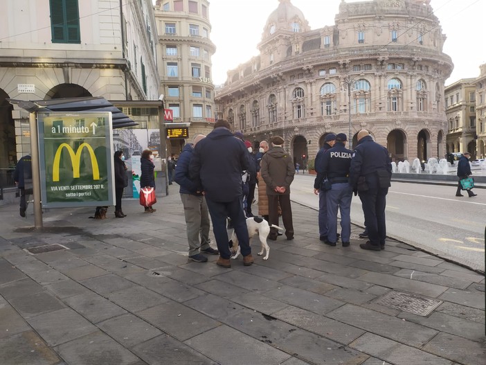 Controlli alla fermata del bus in piazza De Ferrari. Dal 10 gennaio servirà il super green pass