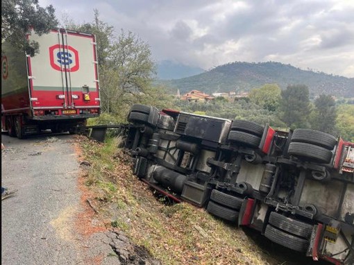 Imbocca una strada non adeguata alle sue dimensioni, il rimorchio si ribalta: soccorsi a Cisano sul Neva