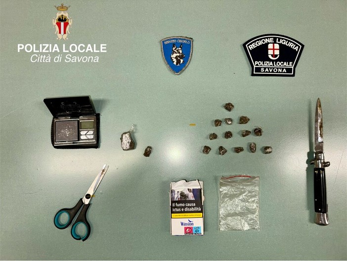 Utilizzava un cassonetto dei rifiuti nei giardini delle Trincee per nascondere la droga: trovati 13 dosi di hashish e un coltello