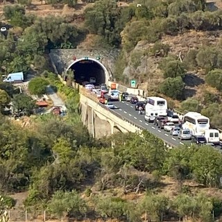 Maxi tamponamento tra sei auto in A10 a Celle: due feriti all'ospedale San Paolo
