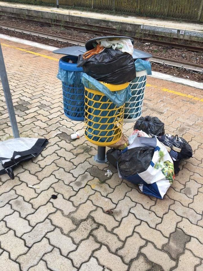 Dego, il Comune contro i furbetti della raccolta differenziata: I cestini  della stazione non sono cassonetti per la spazzatura di casa 