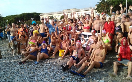 Ceriale, giornata mite per il tradizionale cimento di inizio anno: 115 i partecipanti (FOTO e VIDEO)