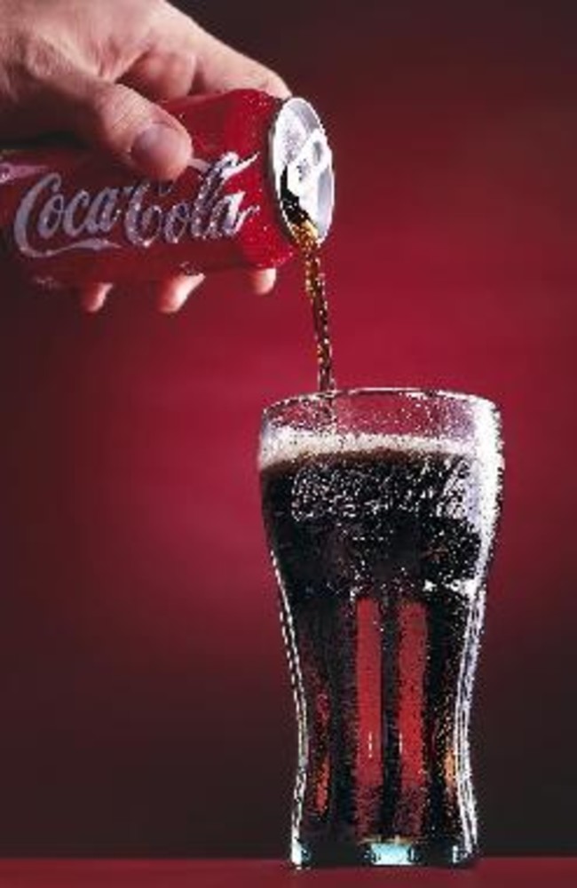 Terremoto per Coca Cola: trovate feci umane nelle lattine vuote Terremoto per Coca Cola: trovate feci umane nelle lattine vuote