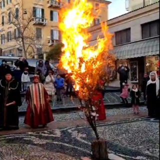 Varazze, la fiamma sale alta in cielo per un sereno 2022: acceso il Confuoco