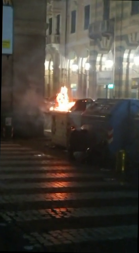 Savona, cassonetto a fuoco in via Paleocapa (VIDEO)