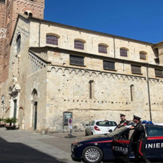 Albenga, in possesso di sostanze stupefacenti viene fermato ma oppone resistenza e colpisce i carabinieri: arrestato