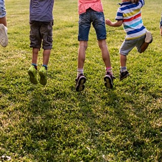 Giochi nei parchi e campi estivi: ecco il documento ufficiale con le linee guida per fare divertire in sicurezza bimbi e adolescenti