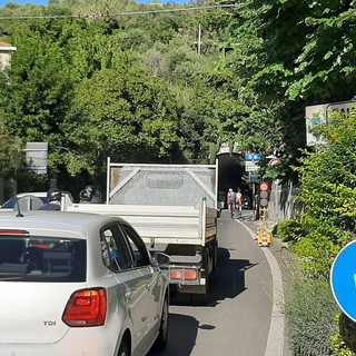 Senso unico alternato e incidente: lunghe code tra Celle e Albisola