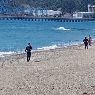 Savona, nonostante il bel tempo sulle spiagge libere vincono i controlli (FOTO e VIDEO)