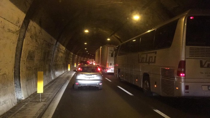 Cantieri sulla A10: code tra Pietra e Finale