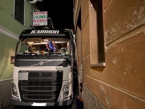 Tir incastrato tra i palazzi: vigili del fuoco mobilitati a Stella San Martino (FOTO)