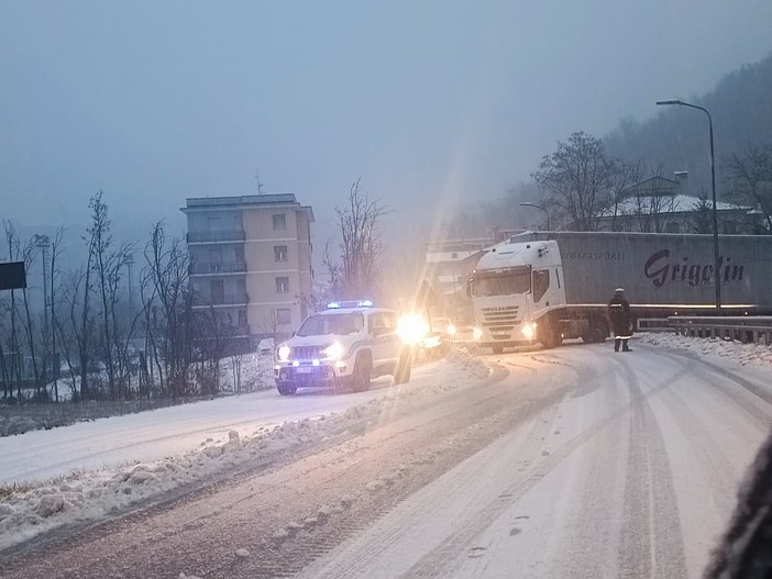 Maltempo in Val Bormida, a Dego un camion bloccato dalla neve